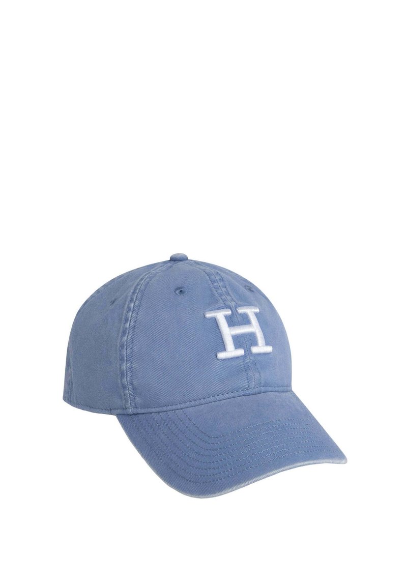 Gorra de béisbol de algodón azul claro con logotipo bordado en blanco en forma de "H", visera curva y acentos cosidos. Cuenta con un botón superior y orificios de ventilación.