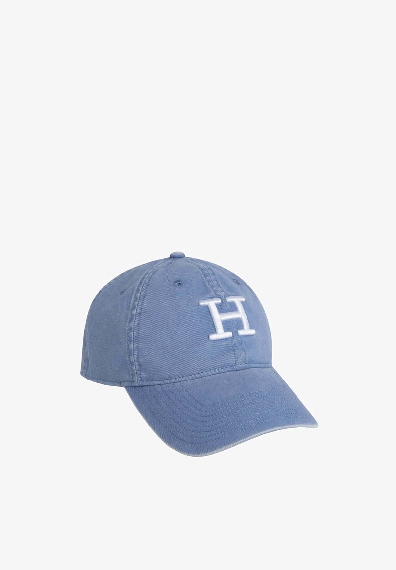 Vaaleansininen puuvillainen baseball-hattu, jossa on valkoisella brodeerattu "H"-logo, kaareva lippa ja ommellut yksityiskohdat. Hatussa on yläpistoke ja tuuletusreiät.