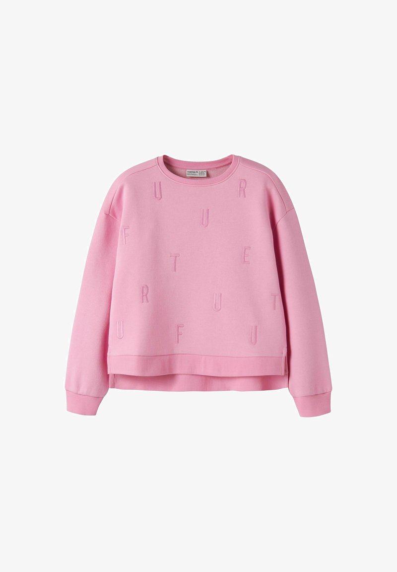 Sweat-shirt rose à manches longues avec des lettres en relief dispersées sur le devant formant le mot "FUTURE" dans un motif répétitif.