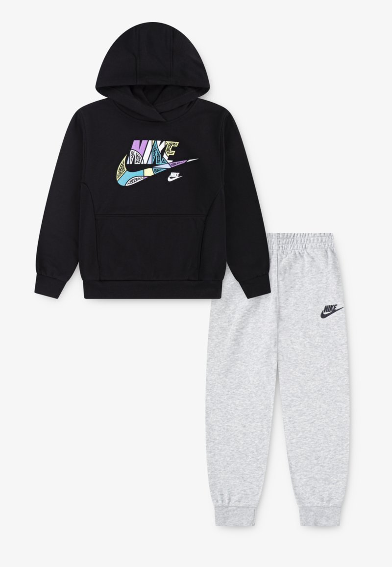 Črna kapuca z večbarvnim Nike logotipom, kenguru žepom in z vrvico ob kapuci, v kombinaciji s svetlo sivo trenirko z Nike logotipom.
