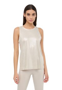 Top senza maniche di un pallido colore metallico, con una texture liscia, scollatura rotonda e vestibilità ampia. Presenta un leggero luccichio e un orlo dritto.