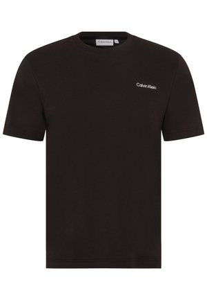 Crna majica kratkih rukava napravljena od pamuka. Ima okrugli izrez i mali bijeli logo "Calvin Klein" na lijevoj strani prsnog koša.