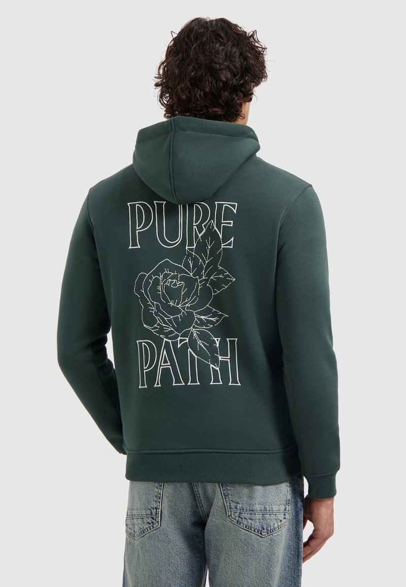 Groene katoenen hoodie met een grote witte roos graphic en de woorden "PURE PATH" op de achterkant. Het ontwerp bevat een capuchon met trekkoord.