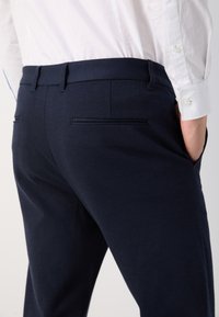 Lindbergh Chinos - dark blue