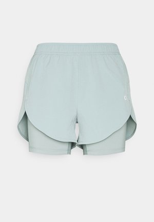 Lichtblauwe sportshorts met twee lagen, een elastische tailleband en een gebogen buitenzoom, voorzien van een klein zijlogo op het rechterbeen.