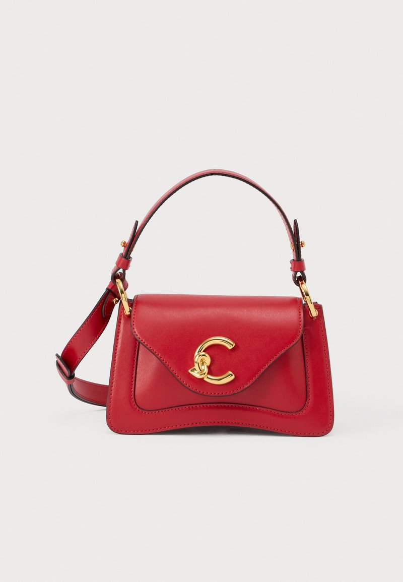 Rode leren handtas met gouden "C" logo gesp, verstelbare schouderriem en bovenhandvat, weergegeven tegen een effen witte achtergrond.
