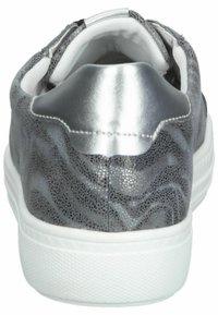 Baskets grises avec une tige texturée présentant un éclat métallique, semelle en caoutchouc blanc et accents argentés lisses au talon.