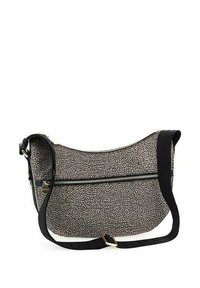Borsa in bianco e nero con texture e design curvo, dotata di una tasca con zip e una tracolla nera per un facile trasporto.