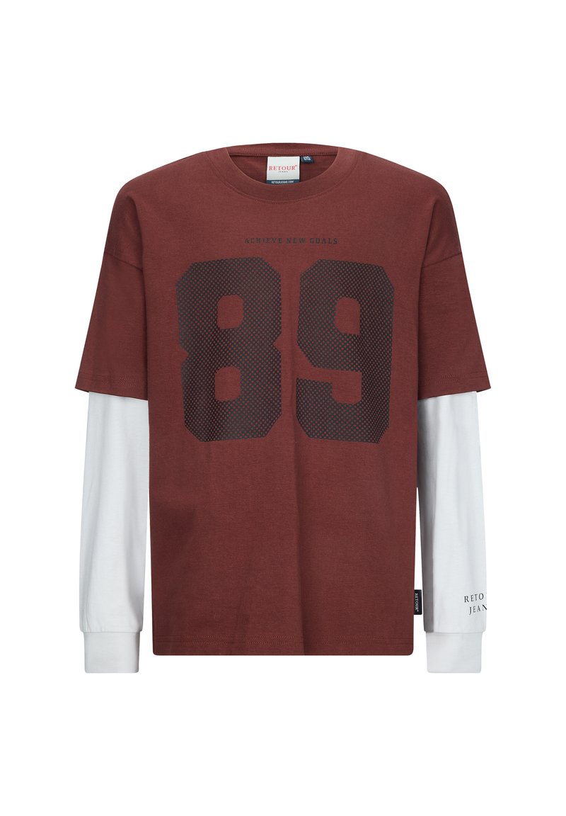 Brązowy t-shirt z krótkim rękawem z dużą czarną cyfrą "89" i tekstem, nałożony na białe długie rękawy, wykonany z mieszanki bawełny, okrągły dekolt.