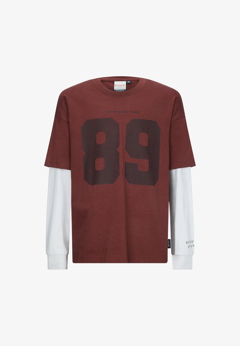 Korte mouwen bruine T-shirt met groot zwart nummer "89" en tekst, gelaagd over witte lange mouwen, katoenmix, ronde hals.