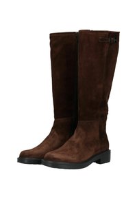 Bottes hautes en cuir suédé marron avec une semelle plate noire et une fermeture éclair sur le côté, présentant un accent en sangle près du haut de la bottes.
