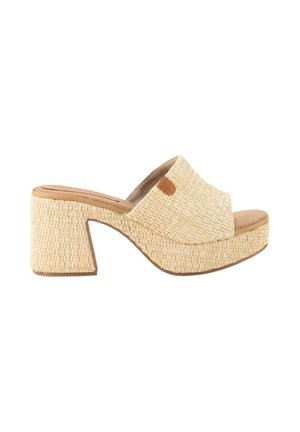Sandalia mule beige tejida con puntera abierta, tacón alto grueso y diseño de tipo slip-on.
