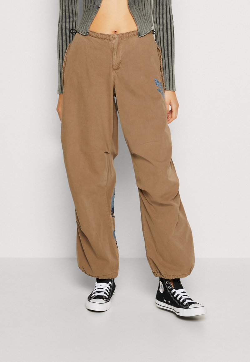 BDG Urban Outfitters EMBROIDERED BAGGY TECH PANT Stoffhose choc