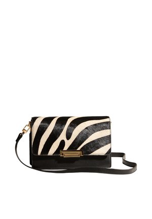 Sac bandoulière imprimé zèbre noir et blanc avec base en cuir noir et sangle d'épaule réglable, équipé d'une fermeture rectangulaire dorée.