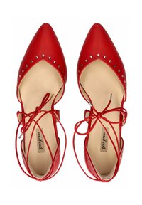 Mocasines rojos de cuero con punta afilada, que cuentan con tachuelas plateadas a lo largo del borde y detalles de encaje intrincados en la parte superior. Forro interior suave.