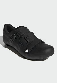 Zapato de ciclismo negro con diseño sin costuras, cierre con dial BOA, detalles perforados y suela con agarre texturizado. Presenta acentos de logotipo en blanco.