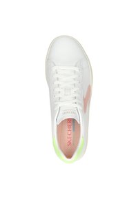 Baskets en cuir blanc avec un logo rose, un accent de semelle verte et des lacets blancs. La semelle intérieure présente un design texturé avec une marque en rouge.