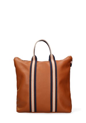Leren tote bag in bruin met een gestructureerd oppervlak, uitgerust met twee marineblauwe en crèmekleurige gestreepte handvatten en een open-top ontwerp.