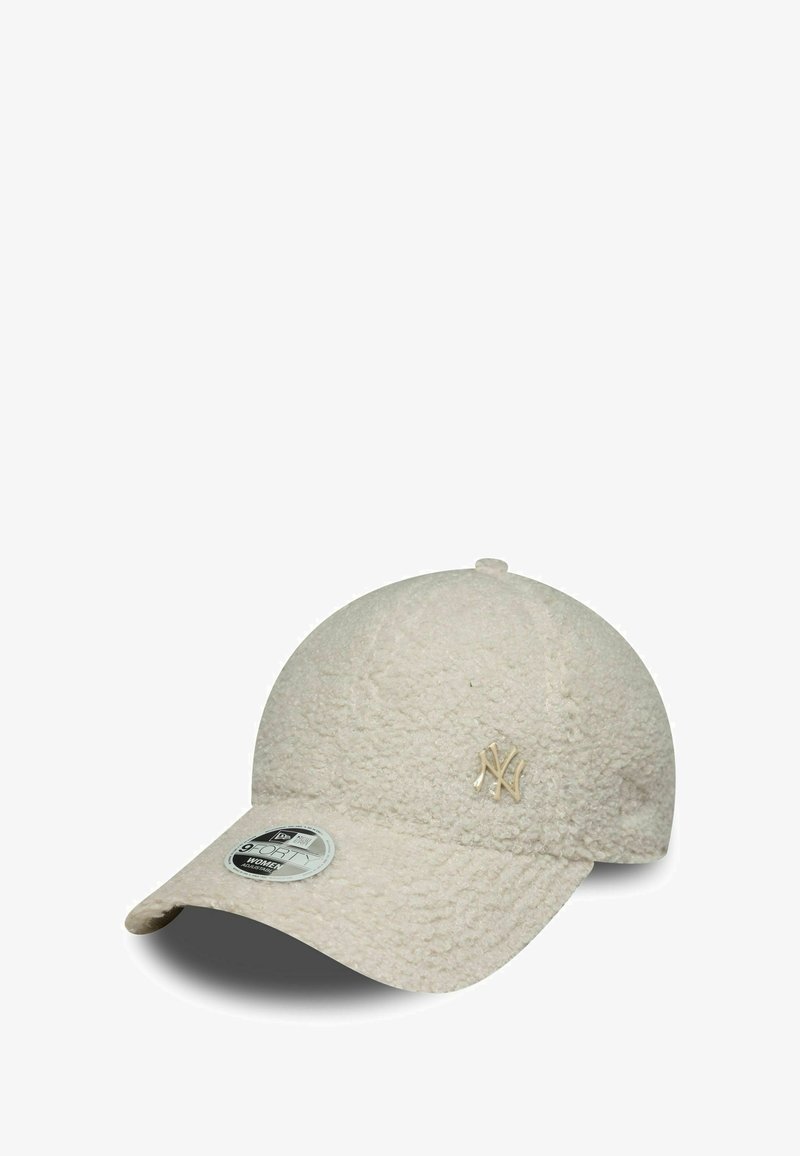 Fleecedæksel i lys beige med en rund krone og buet skygge. Har en struktureret overflade og et guld NY-logo på forsiden.
