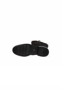 Schwarzer Stiefel mit einem glatten Wildleder-Obermaterial, Gummisohle mit Rillen und dekorativer silberner Hardware an der Seite. Geringe Farbakzente sichtbar.