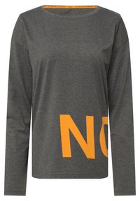T-shirt grigia a maniche lunghe con scollo rotondo e una grande grafica arancione "NO" sul davanti. Tessuto morbido con una vestibilità comoda.