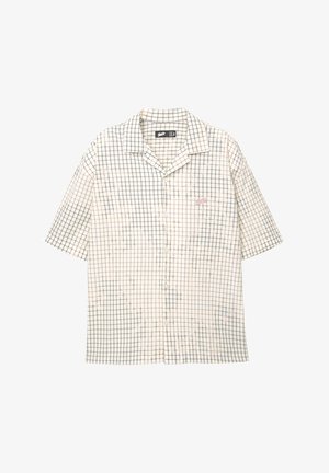 Lyhythihainen nappipaita, jossa on kerma- ja musta ruutukuosi, punaiset kirjontateokset, pehmeä rakenne ja klassinen kaulustyyli.