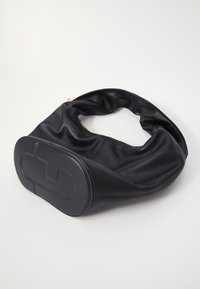 Musta kangaskassi, jossa on löysä muotoilu, sileä pinta ja pyöreä pohja. Varustettu kultaisilla yksityiskohdilla ja säädettävällä hihnalla.