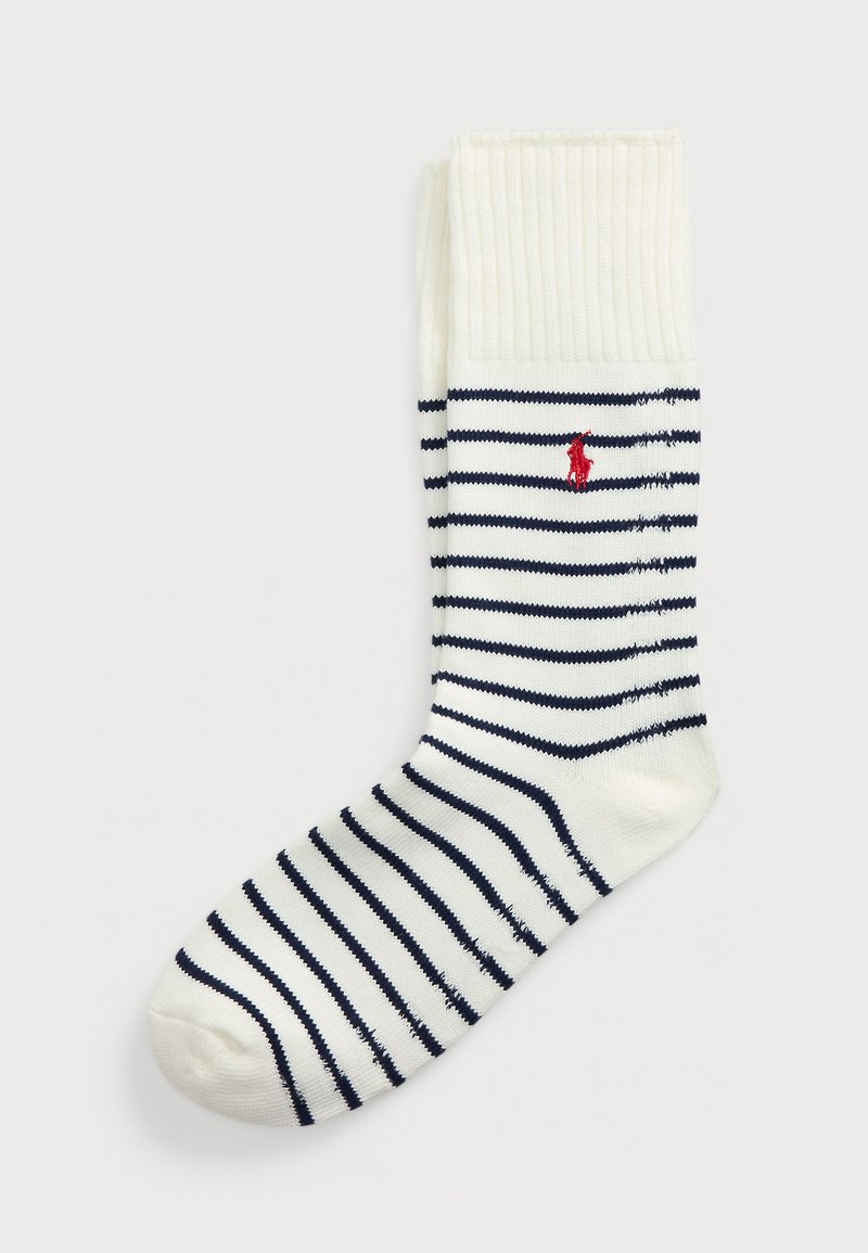 Weißer Socken mit navyblauen horizontalen Streifen, geripptem Bündchen und einem roten gestickten Logo. Baumwollmischung, standard Crew-Länge.