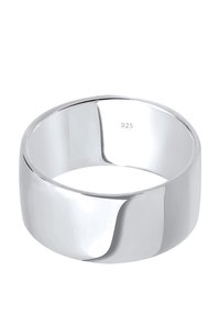 Anillo de plata, acabado liso, forma de banda ancha, presenta un sutil detalle de corte, marcado con "925" para autenticidad de plata esterlina.