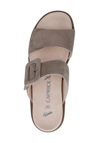 Sandalo a slide in suede grigio con una larga fascia, una grande fibbia quadrata e una suola interna morbida. Forma arrotondata con suola piatta e liscia.