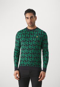 Maglione lavorato a maglia verde e nero con un motivo ripetuto di "LS1" in un carattere audace e moderno, con scollatura rotonda e polsini a coste.