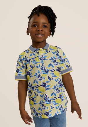 Polo à manches courtes arborant un motif de feuilles jaunes, bleues et vertes avec des citrons, un col bleu clair et des finitions jaunes contrastantes.
