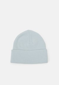 Jasnoniebieska dziana czapka z prążkowanym wzorem i podwiniętym mankietem, cechująca się prostym, eleganckim designem i miękkim wykończeniem.