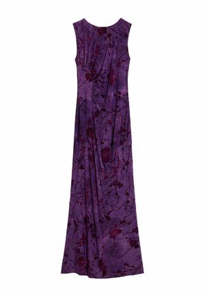 Abito lungo senza maniche in tessuto viola con motivi floreali in tonalità più scure. Design drappeggiato con pieghe lungo il corpetto.