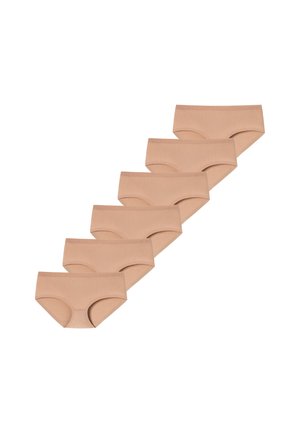 Seks par beige seamless hipster undertøj til kvinder arrangeret i en diagonal linje på en hvid baggrund.