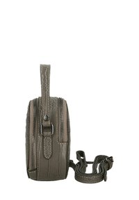 Borsa a tracolla in pelle grigia con texture a coccodrillo, manico superiore singolo, chiusura con doppizia cerniera e tracolla regolabile.