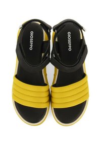 Sandalias amarillas con tres franjas horizontales, correas negras, suela blanca y cierre de hebilla ajustable. Logotipo de GIOSEPPO en la plantilla.