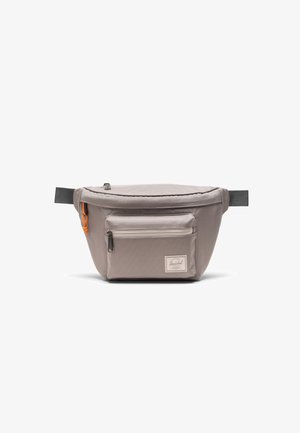 Marsupio grigio in tessuto con un compartimento principale con zip, una tasca frontale più piccola e un'accents arancione. Presenta un'etichetta rettangolare con logo e una tracolla regolabile.