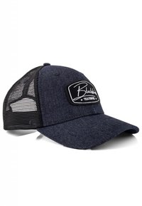 Tamsiai mėlyna kepurė, pagaminta iš džinsinio audinio, turinti vientisą priekinę dalį ir juodą tinklelio nugarą, su siuvinėta juoda ir balta logotipu.