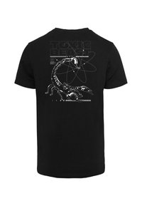 Zwarte t-shirt met een grote witte grafiek van een schorpioen en atoomontwerpen op de achterkant. Gemaakt van zachte katoen, met korte mouwen.