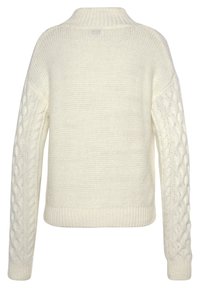 Weißer gestrickter Pullover mit hohem Kragen, mit strukturierten Kabelstrickärmeln und geripptem Saum. Weiche, voluminöse Wolle mit einem gemütlichen Aussehen.