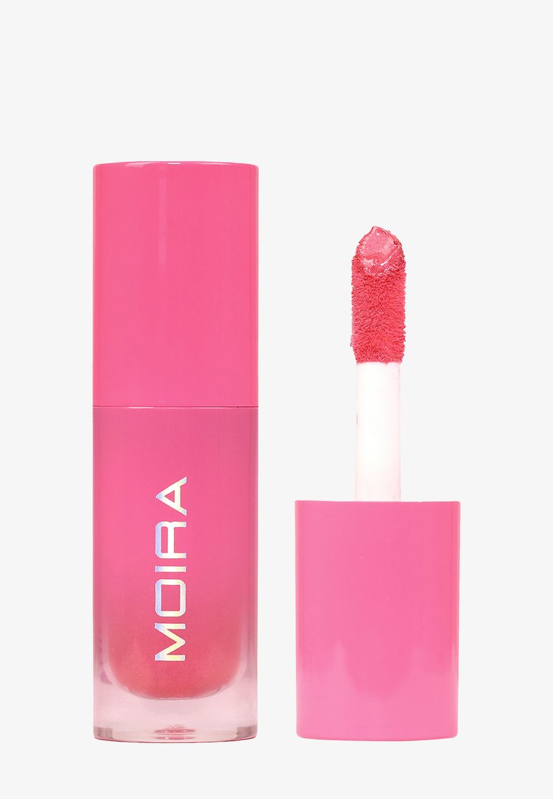 Tube de gloss à lèvres rose étiqueté MOIRA avec une baguette applicatrice rose assortie, couverte de gloss à lèvres scintillant.