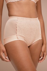 Beige High-Waist-Panties mit floralem Spitzendetail an der Vorderseite, glattem Stoff an den Seiten und elastischem Bund.