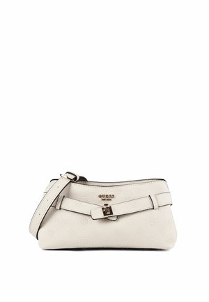 Petit sac à main Guess blanc avec motif de logo embossé, ferrures dorées, détail de sangle à l’avant et bandoulière réglable sur fond blanc.