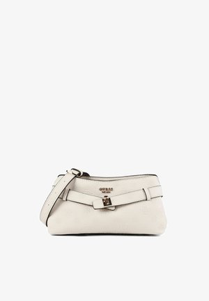 Petit sac à main Guess blanc avec motif de logo embossé, ferrures dorées, détail de sangle à l’avant et bandoulière réglable sur fond blanc.