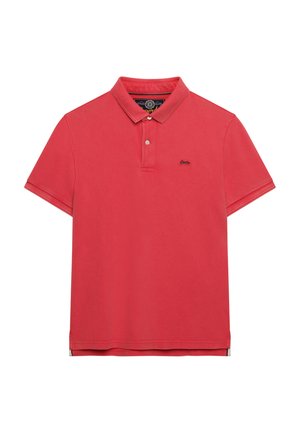 Rød polo t-shirt med korte ærmer, to-knaps lukning og lille broderet logo på venstre bryst.