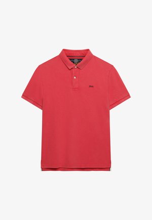 Rød polo t-shirt med korte ærmer, to-knaps lukning og lille broderet logo på venstre bryst.