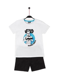 Camiseta blanca de algodón con un gráfico circular azul de un stormtrooper, combinada con pantalones cortos negros que presentan un patrón repetido de "Star Wars".