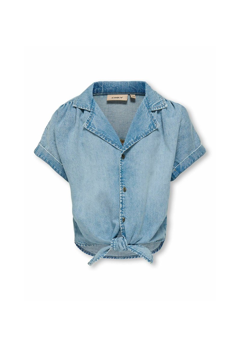 Ljust blå denimskjorta med korta ärmar som har en krage, framknäppning och knuten nederkant. Sliten textur med synliga sömmar.