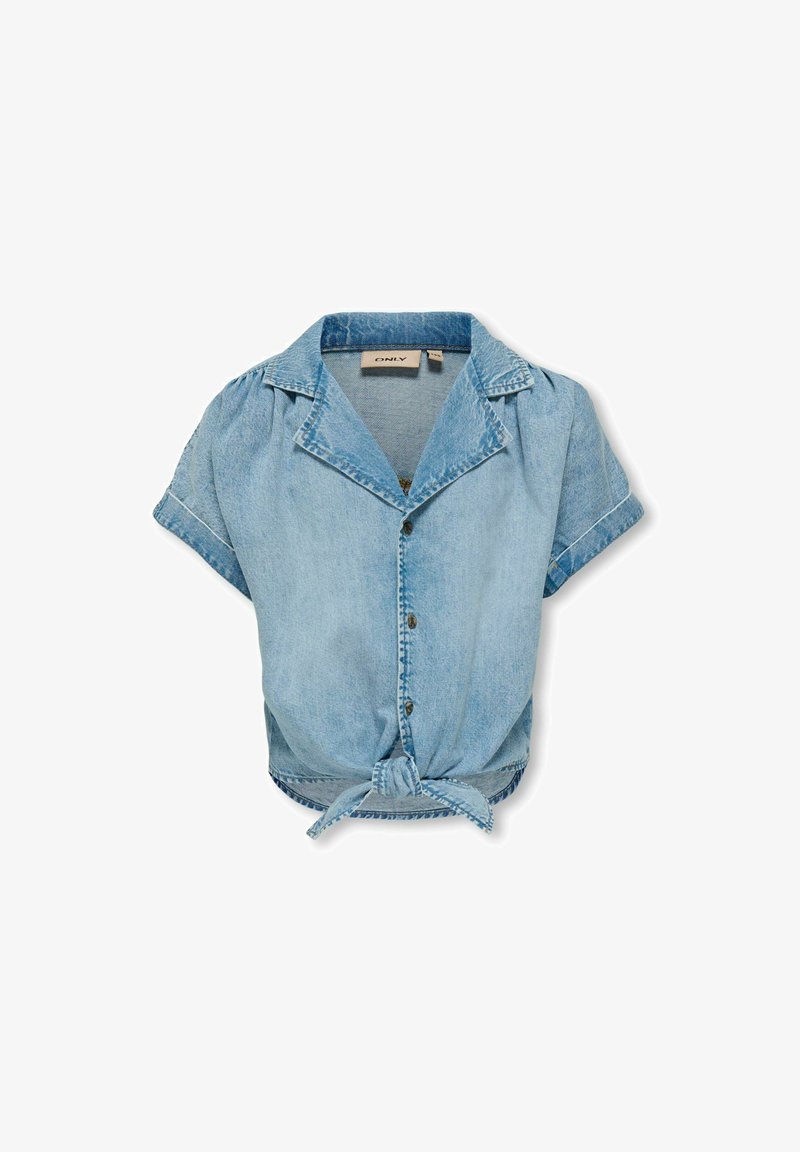 Ljust blå denimskjorta med korta ärmar som har en krage, framknäppning och knuten nederkant. Sliten textur med synliga sömmar.